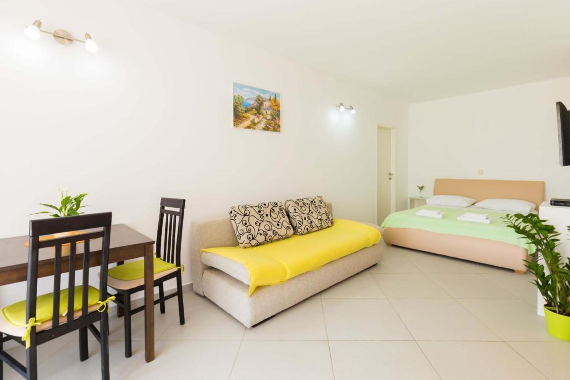 Mandy Apartma *